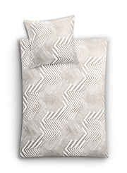 Bettwäsche Satin MACRA Macadamia 135x200 und 80x80 zeigt ein beiges Zickzackmuster auf weißem Grund.