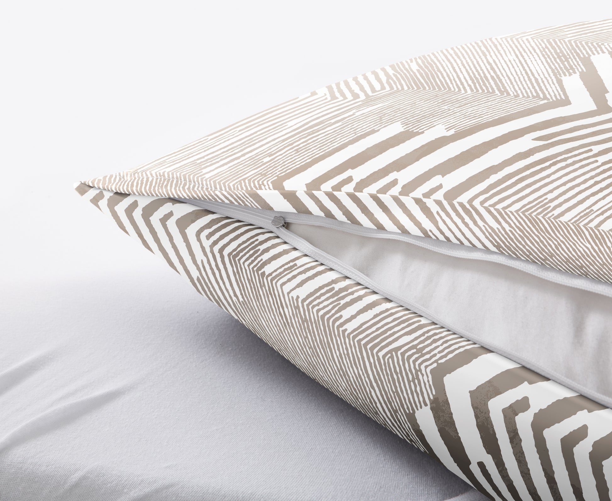 Kissenbezug der Bettwäsche Satin MACRA Macadamia zeigt beiges Linienmuster auf Weiß mit Reißverschluss.