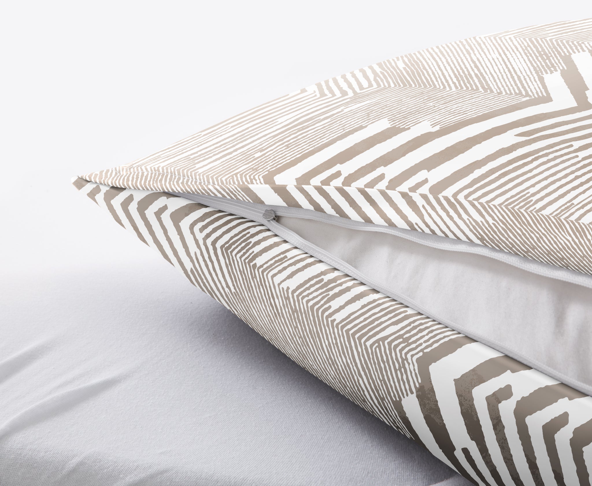 Kissenbezug der Bettwäsche Satin MACRA Macadamia zeigt beiges Linienmuster auf Weiß mit Reißverschluss.