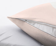 Nahaufnahme eines rosa Kopfkissenbezugs mit sichtbarem Reißverschluss