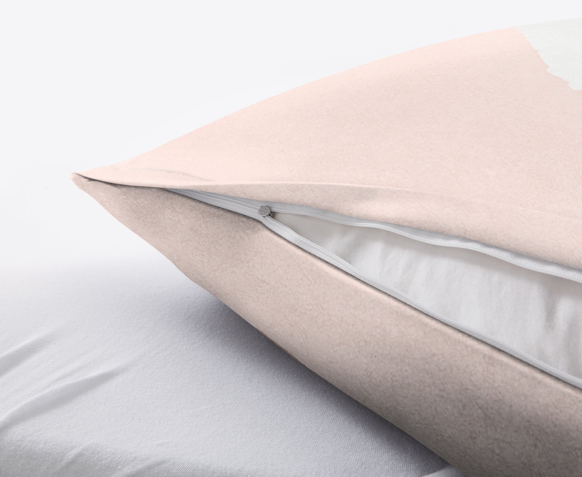 Das Bild zeigt Satin Bettwäsche NESRIN Old Rose mit Kissenbezug und Reißverschluss.