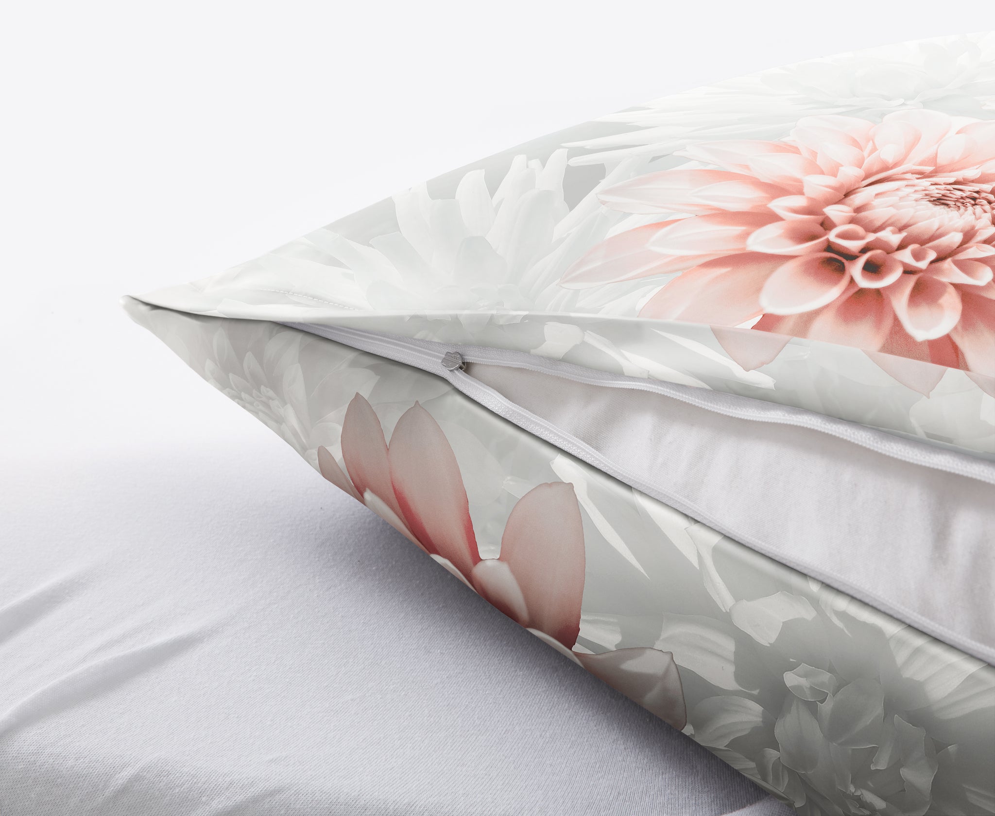 Satin Bettwäsche DALIE Silbergrau zeigt Kissenbezug mit rosa Blütendruck und sichtbarem Reißverschluss.