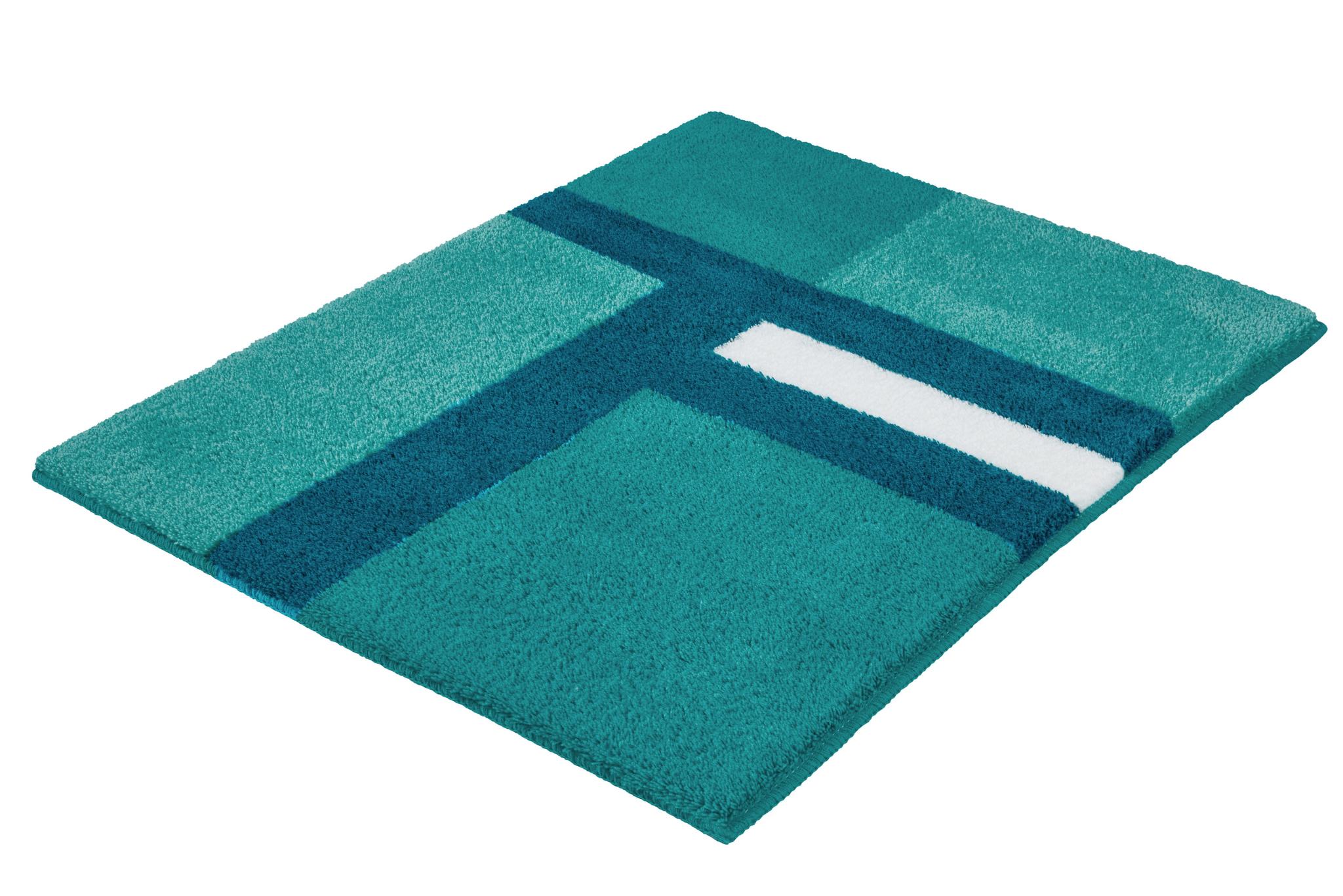 Ein türkisfarbener Badteppich mit blau-weißem Linienmuster liegt aus.