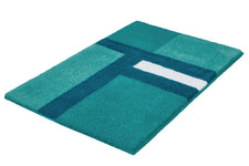 Türkise Badematte mit geometrischem Muster in Blau und Weiß.