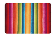 Bunte Badematte mit vertikalen leuchtenden Streifen in Regenbogenfarben