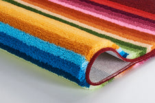 Bunter Badteppich mit dickem Flor und farbigen Streifen in Nahaufnahme