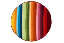 Runder Badteppich mit bunten, vertikalen Streifen in Regenbogenfarben