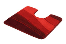 Rote WC-Badematte mit Aussparung und breiten, dunklen Streifen unten