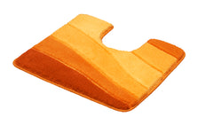 Orange-gelb gestreifte Badematte mit Aussparung für WC-Standfuß vorne