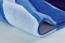 Nahaufnahme einer blau-weißen Badematte mit rutschfester Unterseite