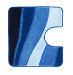 Blaue weiche Badematte mit WC-Ausschnitt und wellenförmigen Streifen