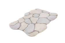 Ein flauschiger Badteppich in Beige und Grau mit Wabenmuster.