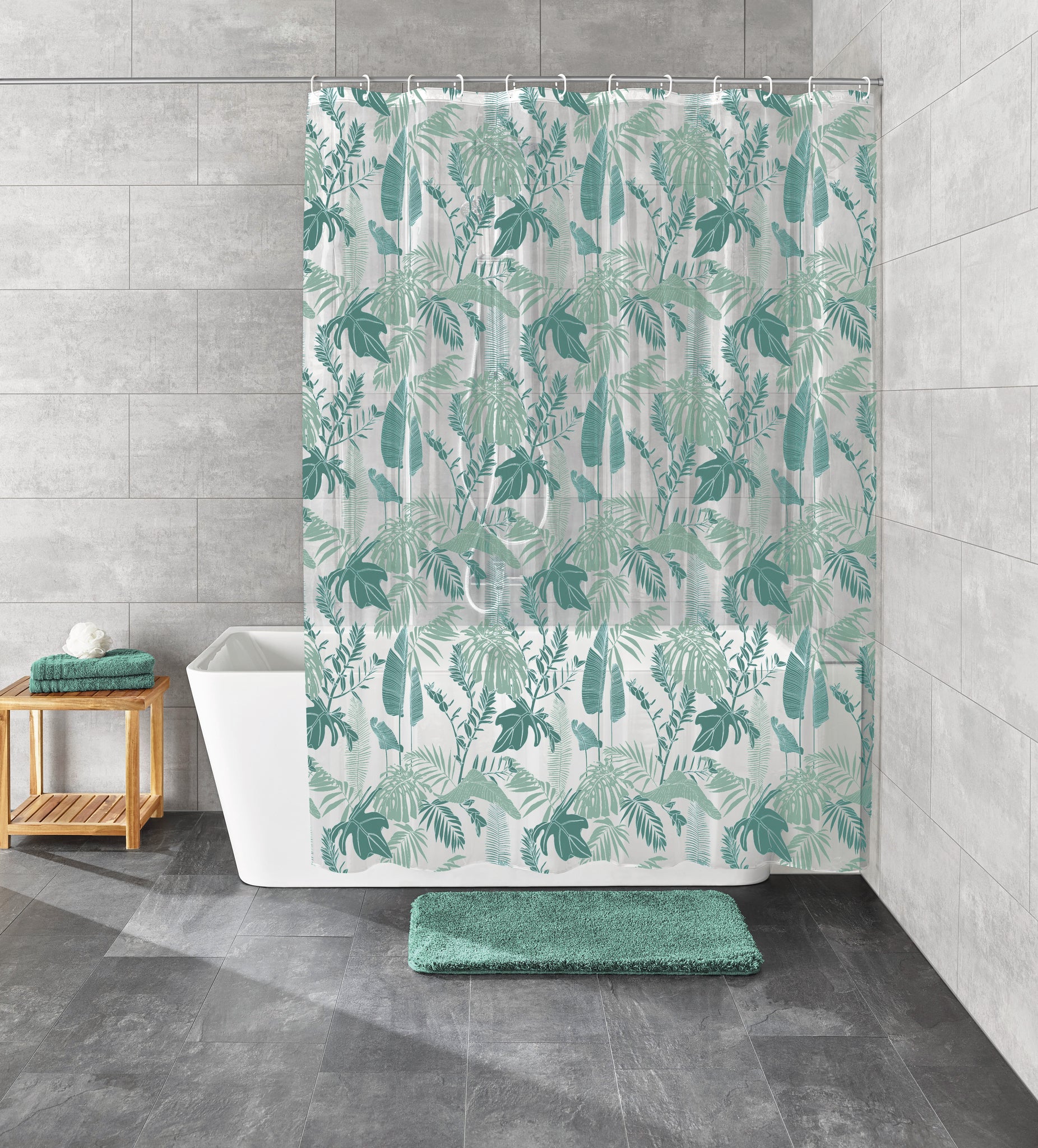 Weiße Badewanne mit grünem Duschvorhang im Palmblatt-Design im modernen Bad