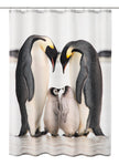 Duschvorhang mit Pinguin-Eltern und zwei Küken im Schnee stehend