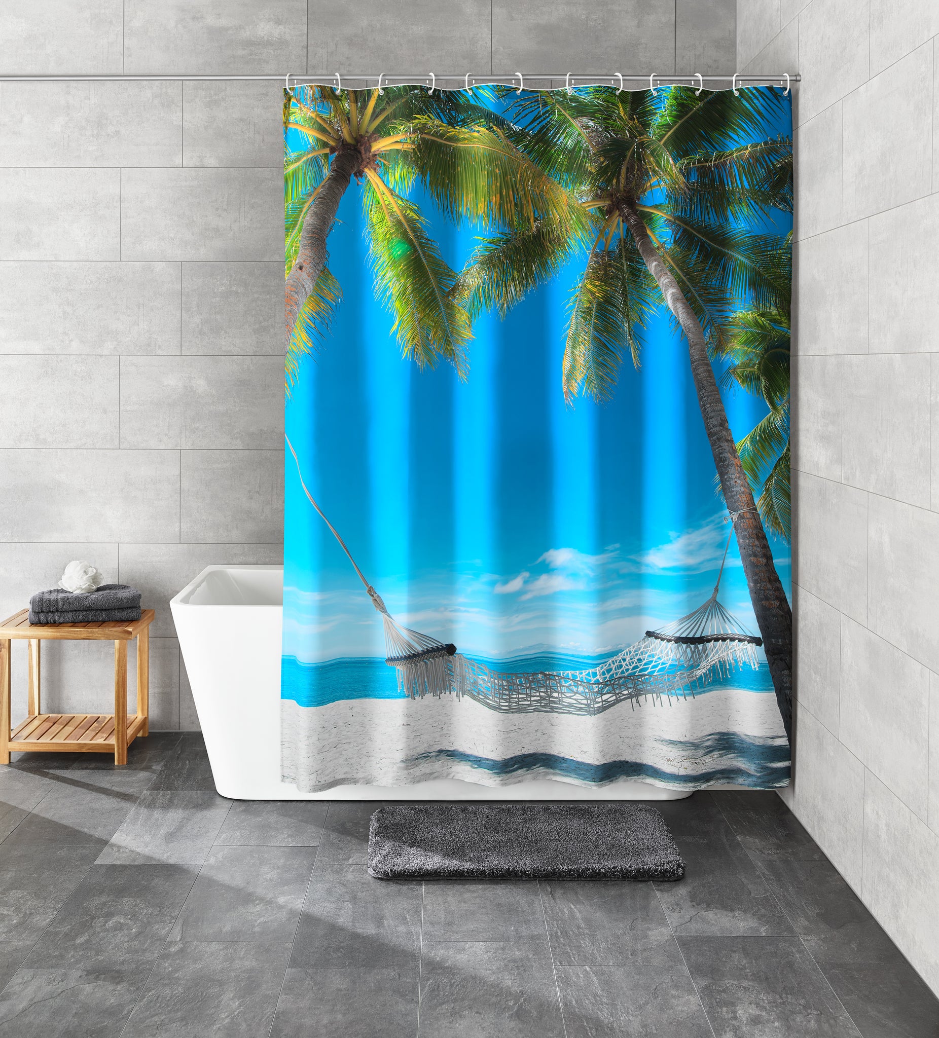 Duschvorhang mit Palmen, Hängematte und Strandmotiv im modernen Badezimmer