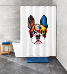 Weißer Duschvorhang mit buntem Bulldoggen-Motiv in modernem Designbad