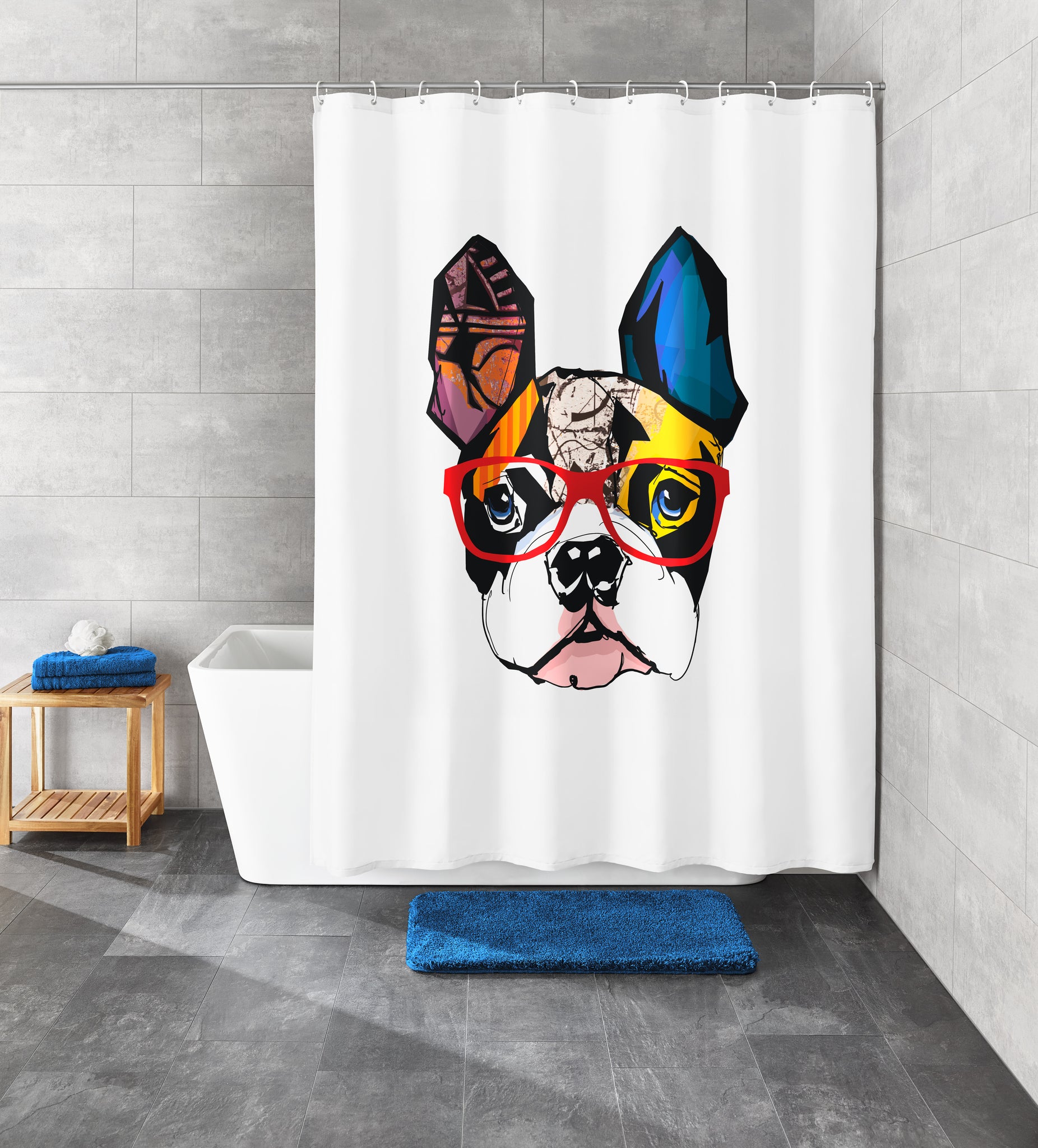 Duschvorhang Textil HENRY Multicolor 180 x 200 cm mit Hundemotiv in moderner grauer Badumgebung.