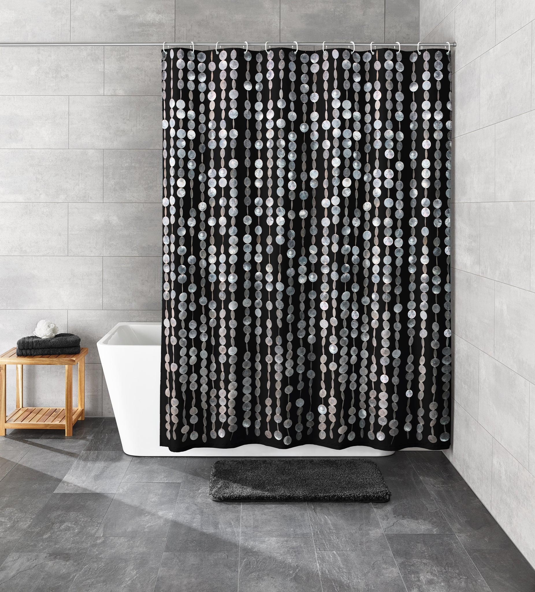 Schwarzer Duschvorhang Textil PERLA 180 x 200 cm mit silbernen Kreismotiven in moderner Badezimmeransicht