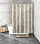 Modernes Badezimmer mit weißer Badewanne und beigem Duschvorhang