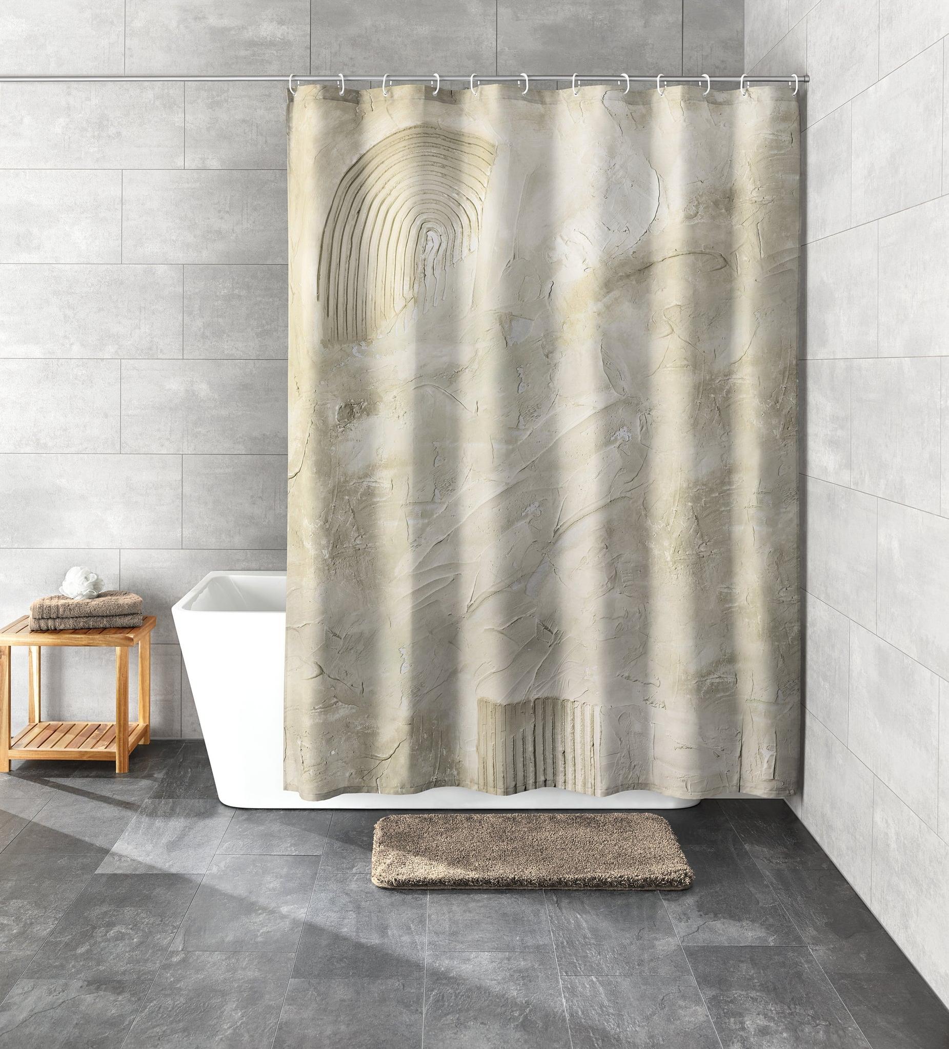 Modernes Badezimmer mit weißer Badewanne und beigem Duschvorhang