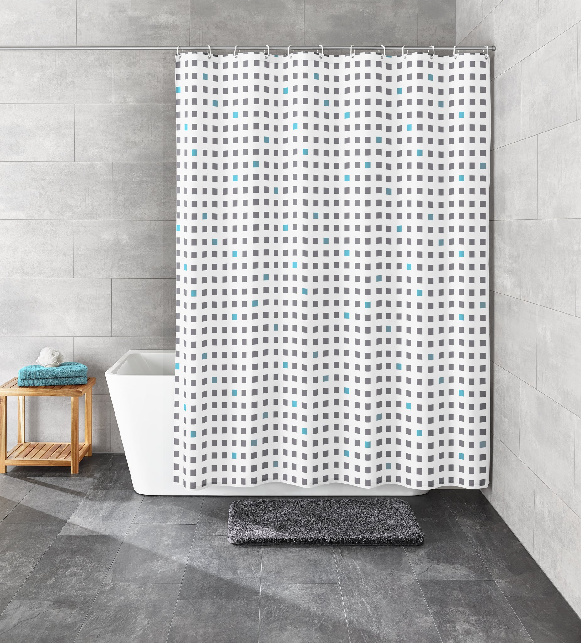 Grauer Duschvorhang Textil CASKET 180 x 200 cm vor Badewanne in modernem Badezimmer.