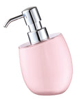 Rosa Seifenspender mit verchromtem Pumpkopf vor weißem Hintergrund