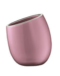Schräg stehender, glänzender rosa Zahnputzbecher ohne Dekor aus Keramik