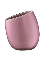 Zahnputzbecher ELLA Beere steht schräg vor weißem Hintergrund.