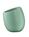 Schräg stehender, mintgrüner Zahnputzbecher aus Keramik ohne Dekor