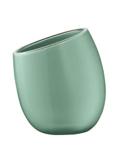 Zahnputzbecher ELLA Maledivia steht schräg und glänzend in mintgrüner Farbe vor weißem Hintergrund.