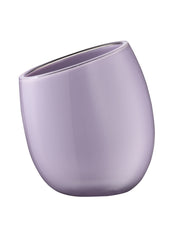 Zahnputzbecher ELLA in Flieder steht schräg und glänzend vor neutralem Hintergrund.