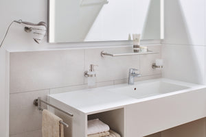 Modernes weißes Waschbecken mit Handtuchhalter und Badaccessoires