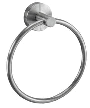 Der Handtuchring ALLEGRA in Chromfarben ist als runder Ring vor weißem Hintergrund zu sehen.