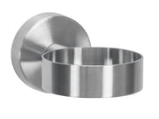 Universal-Ring ALLEGRA chromfarben ist an einer Wandhalterung aus Metall montiert zu sehen.