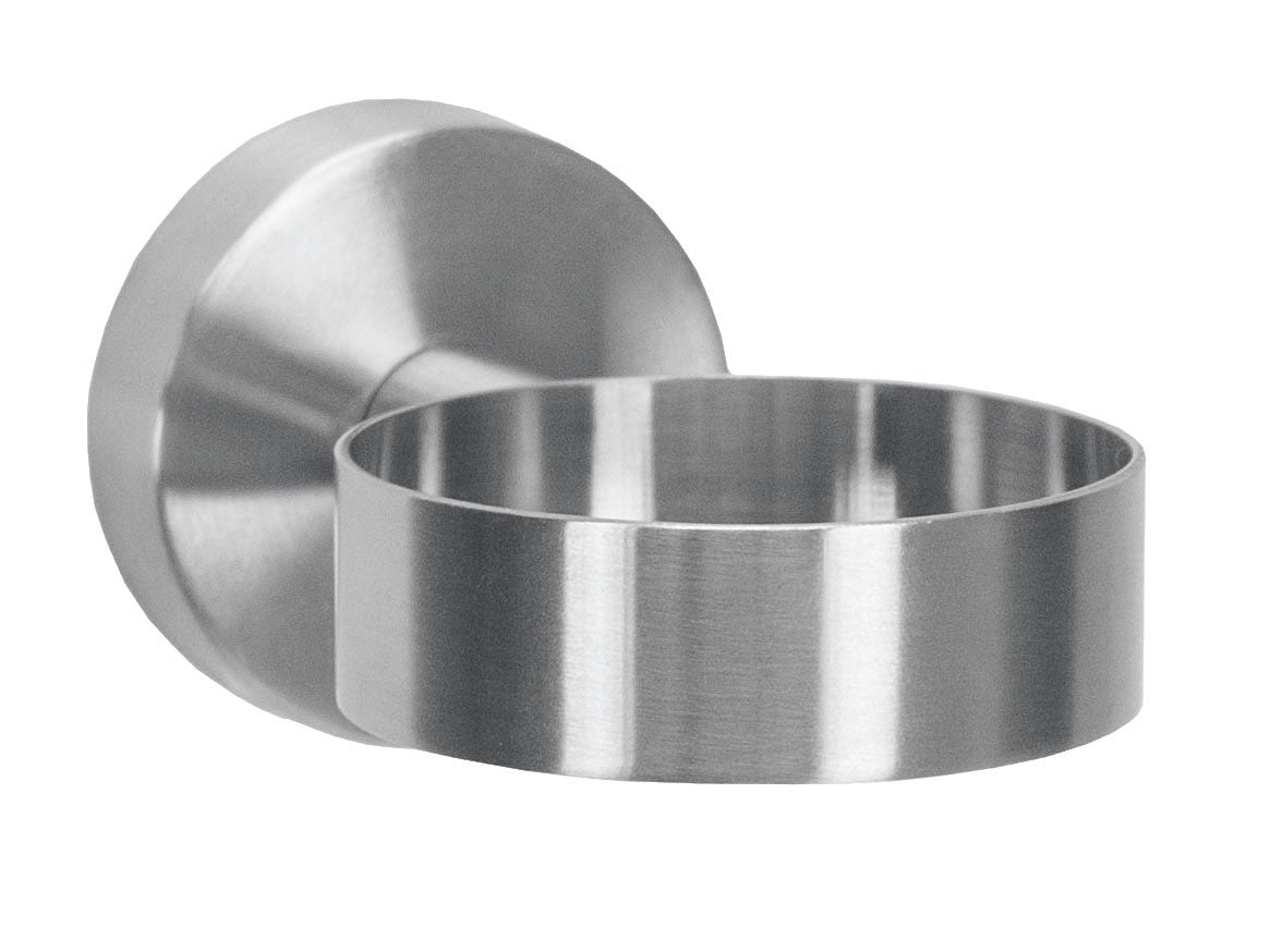 Universal-Ring ALLEGRA chromfarben ist an einer Wandhalterung aus Metall montiert zu sehen.