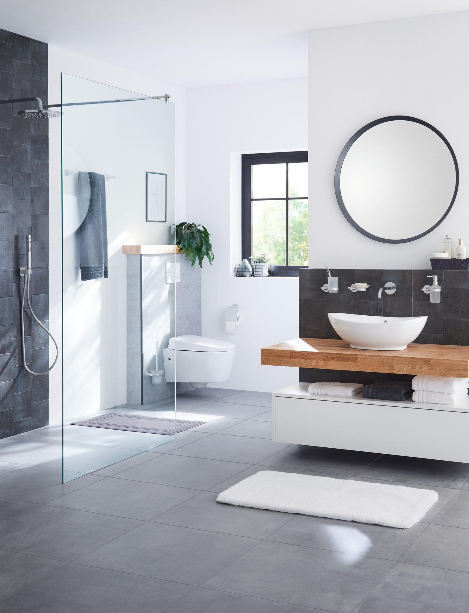 Modernes Bad mit Walk-in-Dusche, Holzwaschtisch und Aufsatzwaschbecken