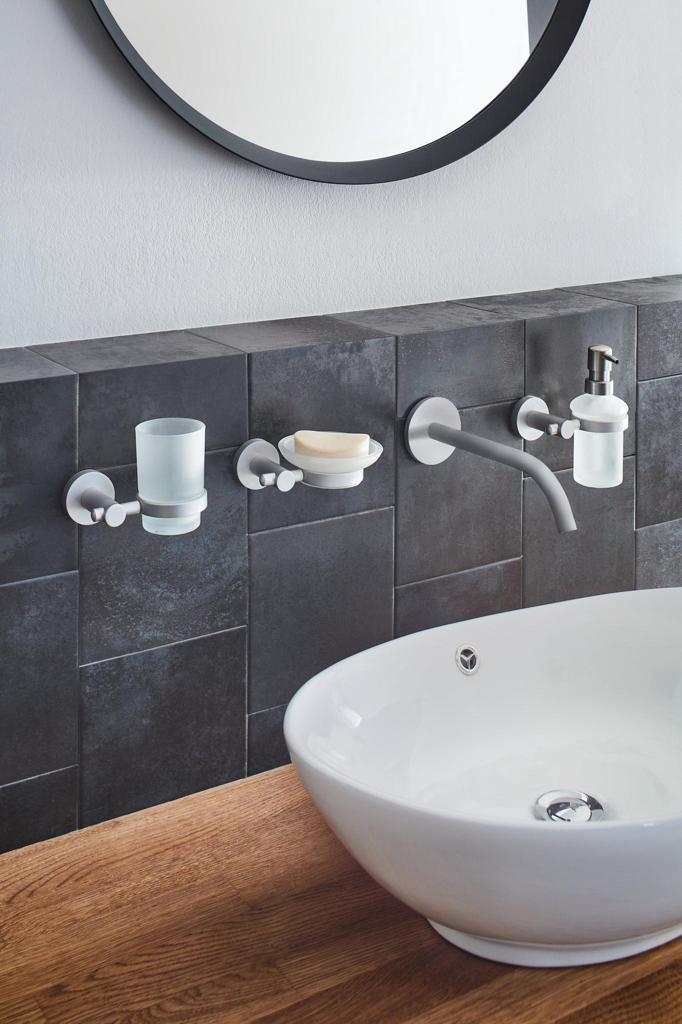 Waschbecken mit Wandarmatur, Seifenspender, Becher und Seifenschale