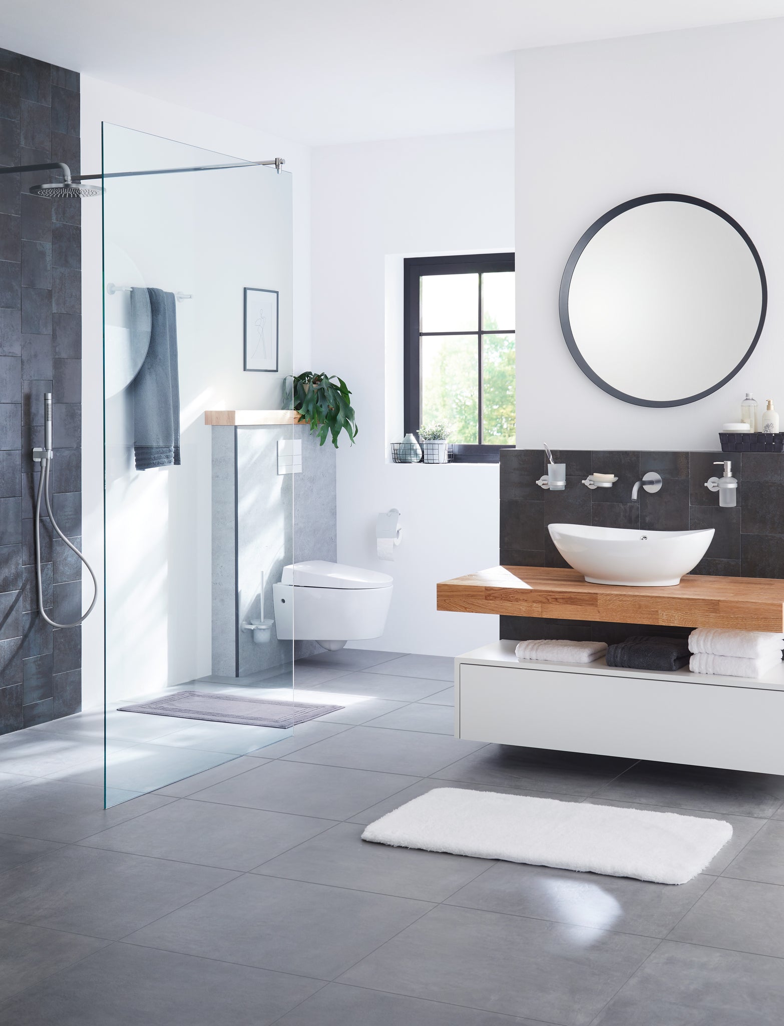 Das Bad zeigt den Wand-WC-Bürstenhalter APOLLO Milky neben einem wandhängenden WC.