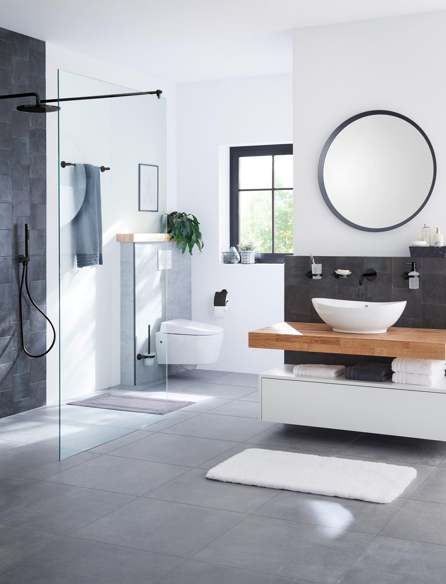 Modernes weiß-graues Bad mit Holzwaschtisch, Aufsatzbecken und Dusche