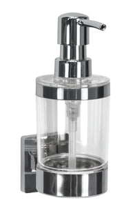 Wand-Seifenspender LUNO Clear aus Chrom mit transparentem Behälter ist an der Wand montiert.