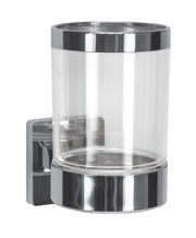 Der Wand-Zahnputzbecher LUNO Clear aus Glas und Metall ist frontal an der Wandhalterung zu sehen.