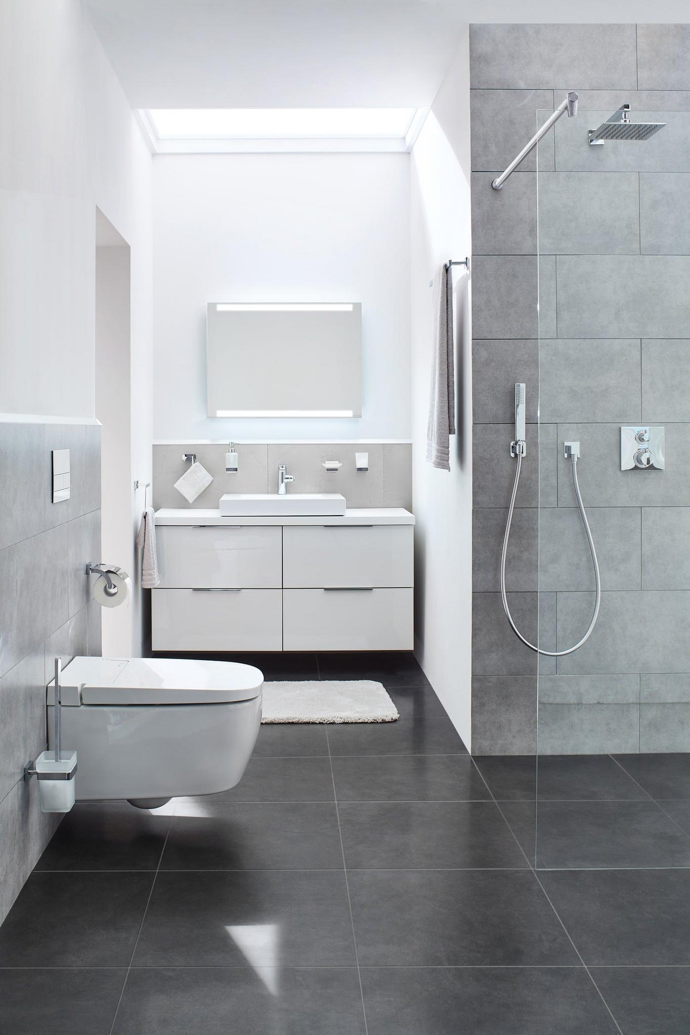 Modernes Bad mit Wand-WC, begehbarer Dusche und Doppelwaschtisch