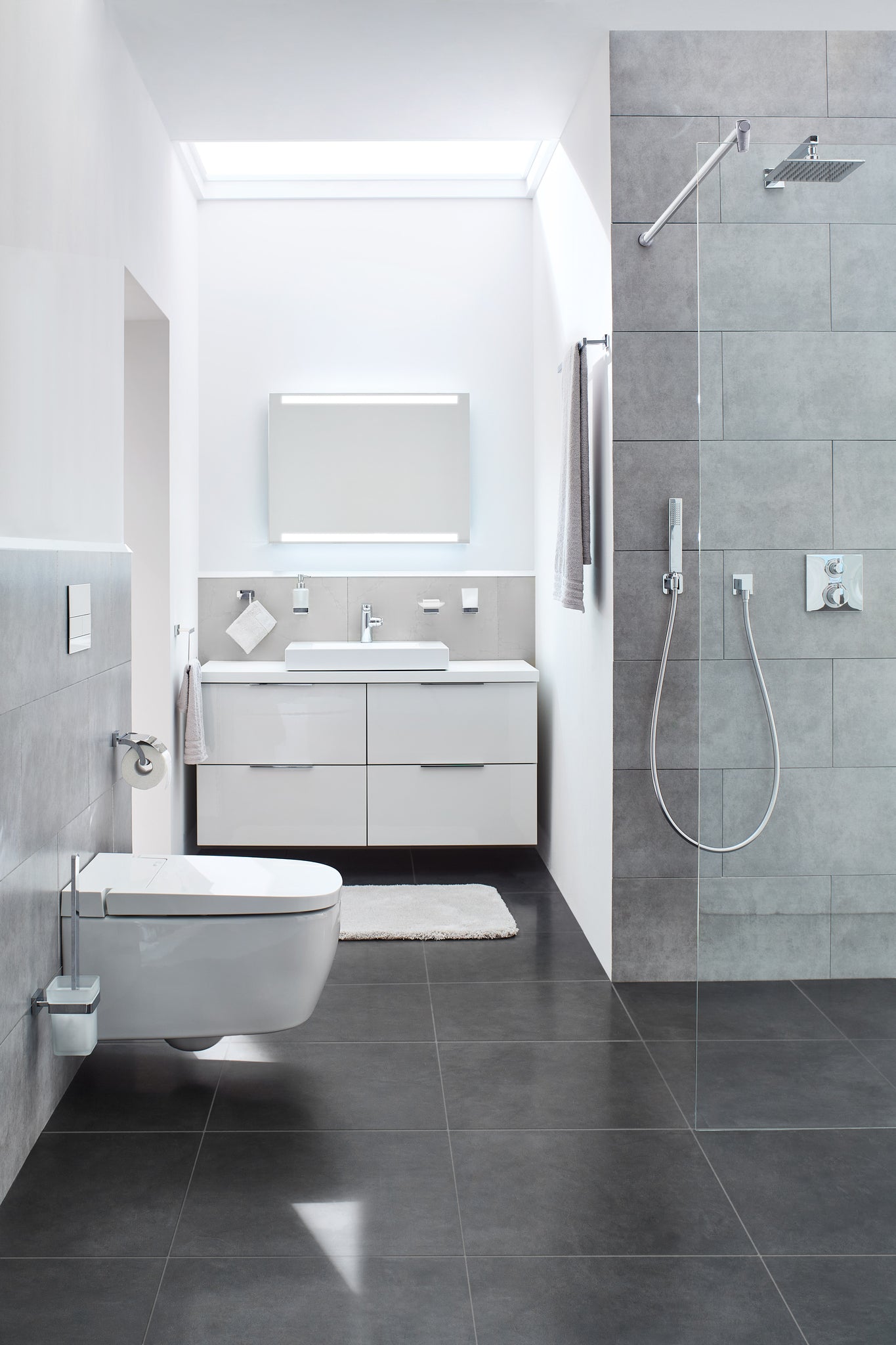 Modernes Bad mit Wand-WC, begehbarer Dusche und Doppelwaschtisch