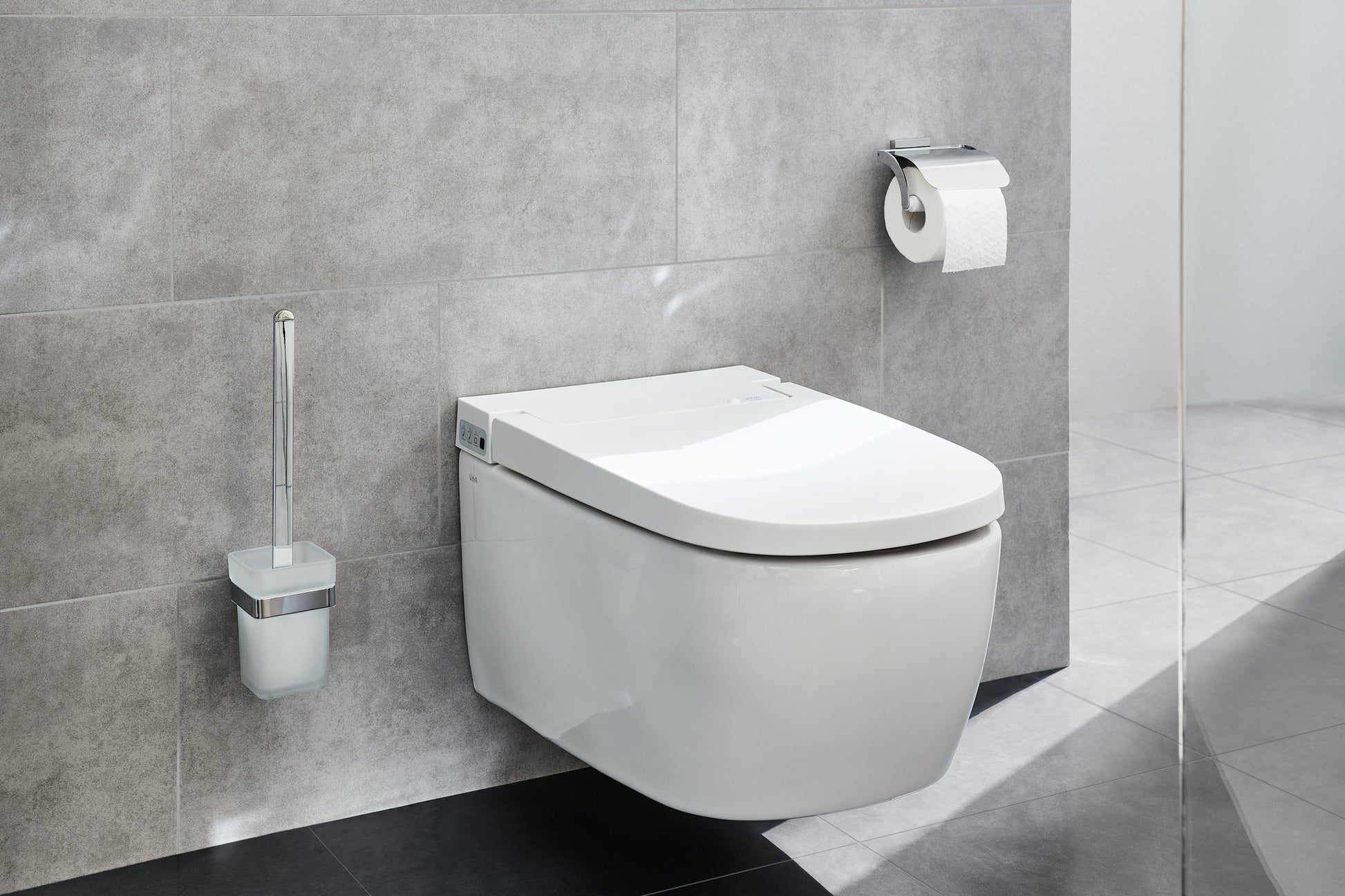 Wandhängendes Dusch-WC mit geschlossenem Deckel und Bürstengarnitur