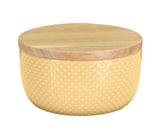 Gelbe Wattedose DOTTY Solaris mit Holzdeckel steht freigestellt vor Weiß.