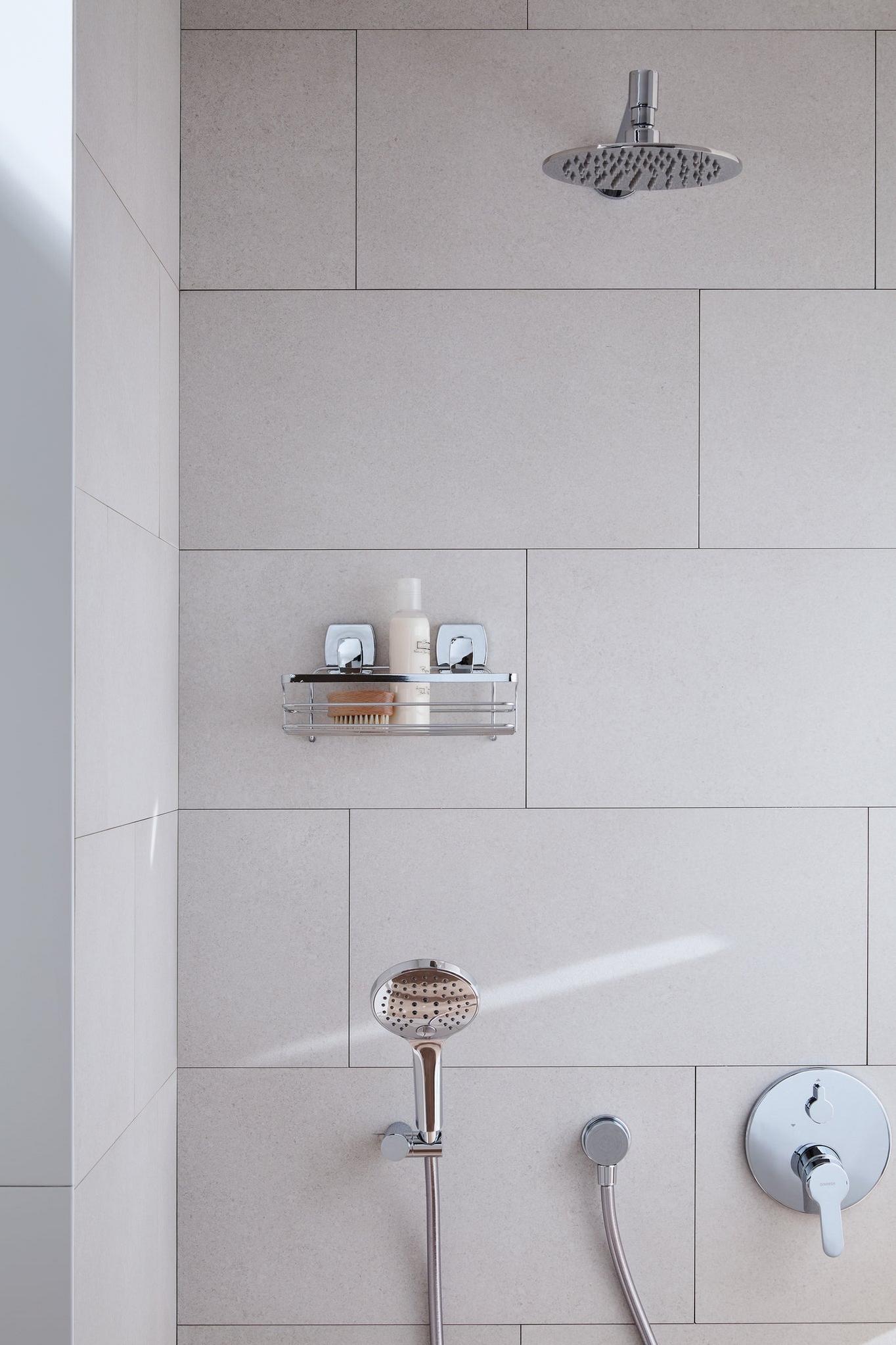 Moderne Dusche mit Regenduschkopf, Handbrause und Duschablage aus Chrom