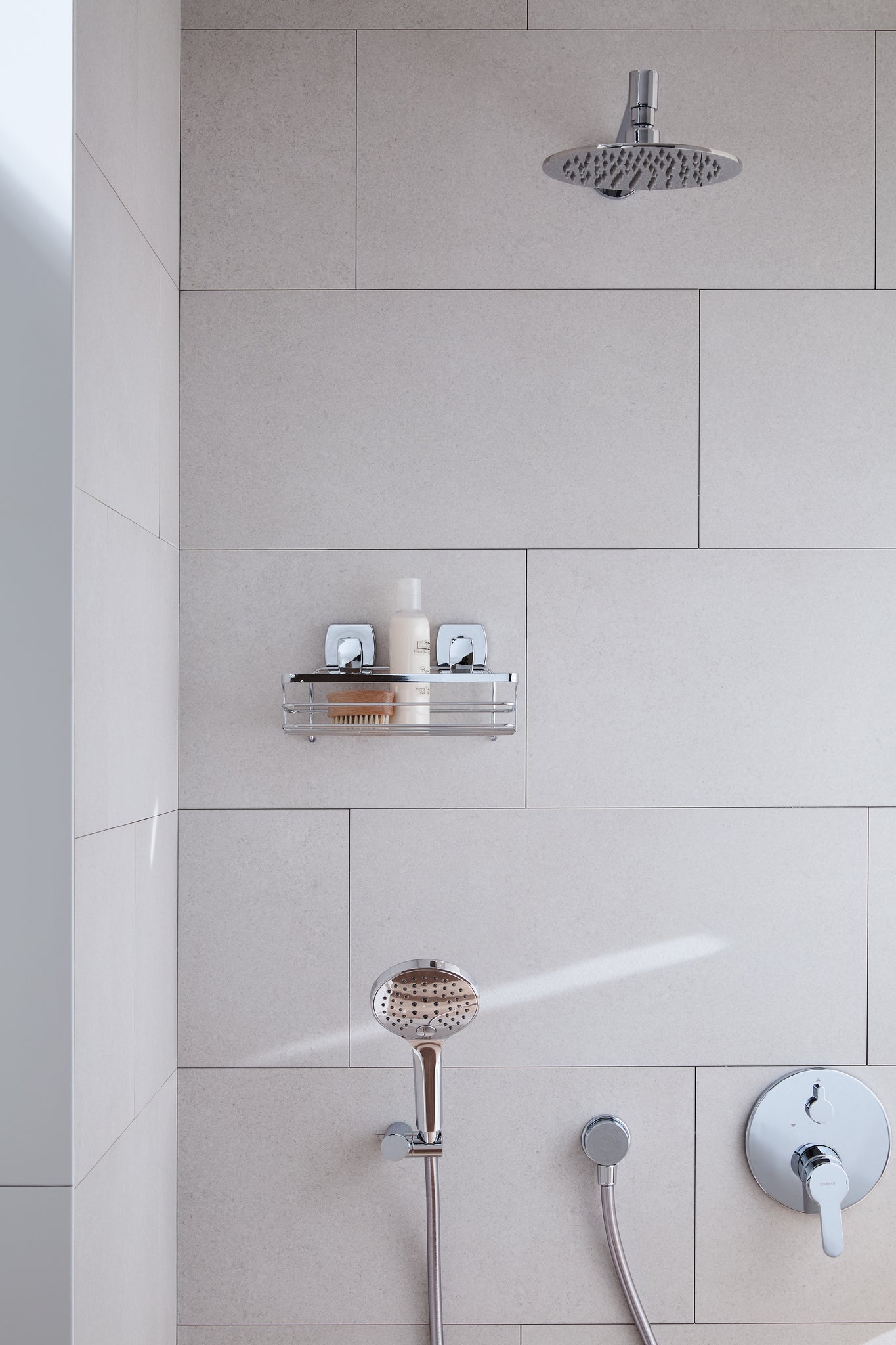 Moderne Dusche mit Regenduschkopf, Handbrause und Duschablage aus Chrom