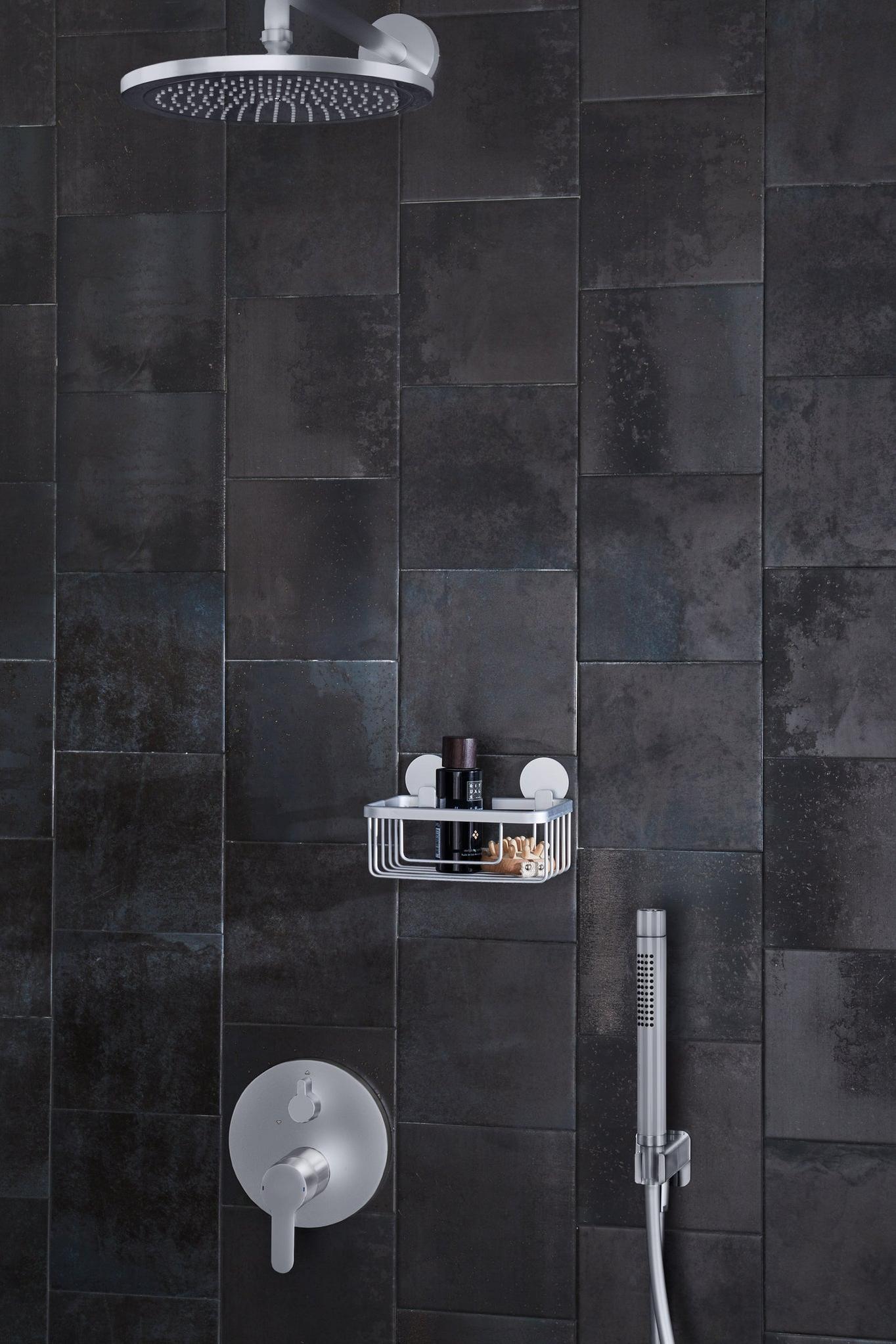 Dusche mit großer Regendusche, Wandablage und Handbrause aus Metall