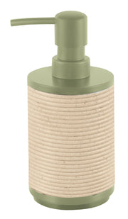 Der Seifenspender RUNA Dill steht freigestellt vor weißem Hintergrund.