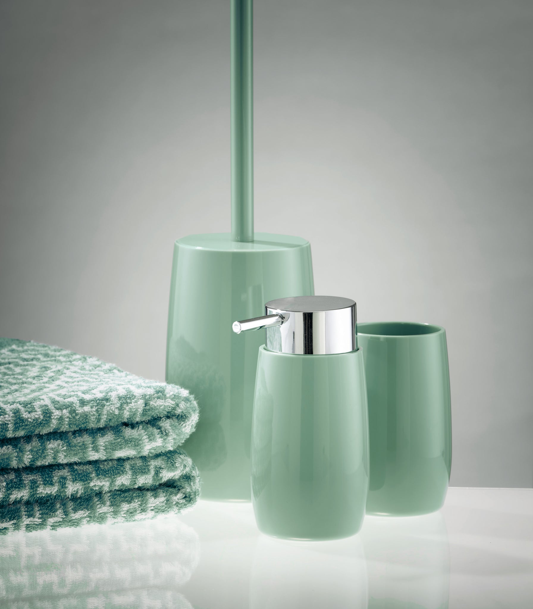 Mintgrünes Bad-Set mit Seifenspender, Becher, WC-Bürste und Handtüchern